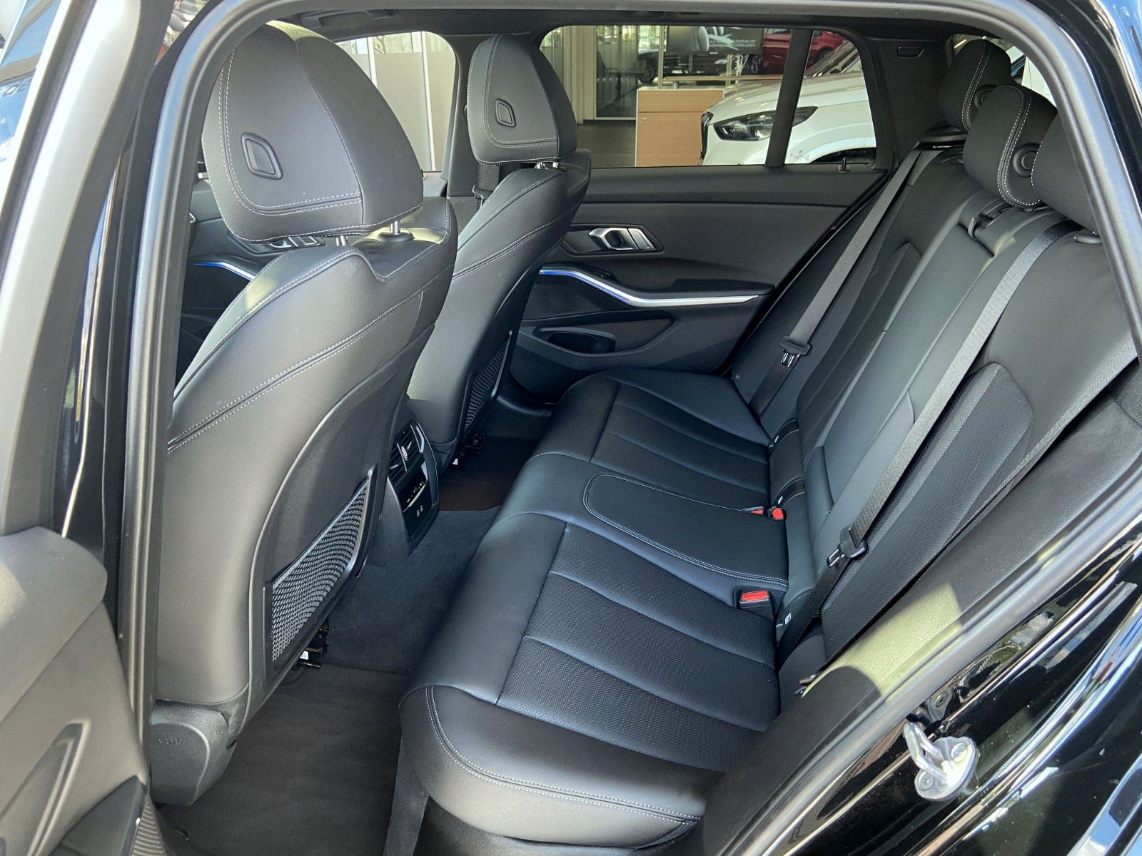 BMW 330i Touring Sport Line - Samsaru's Car Outlet