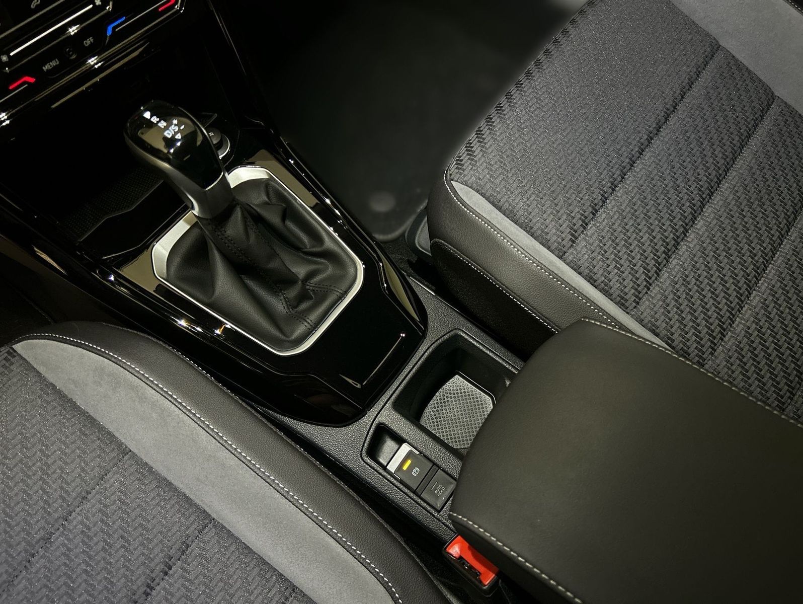 Volkswagen T-Roc 1.5 TSI - Samsaru's Car Outlet