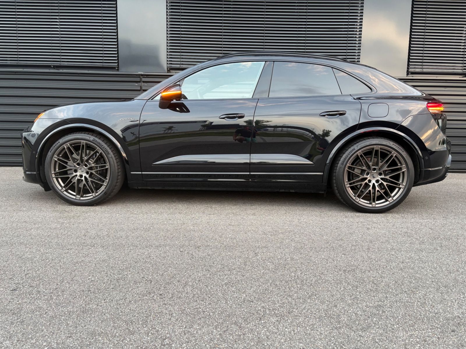 Porsche Macan E Turbo - Samsaru's Car Outlet