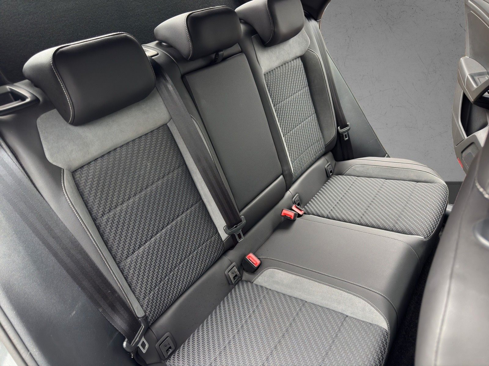 Volkswagen T-Roc R-Line DSG - Samsaru's Car Outlet