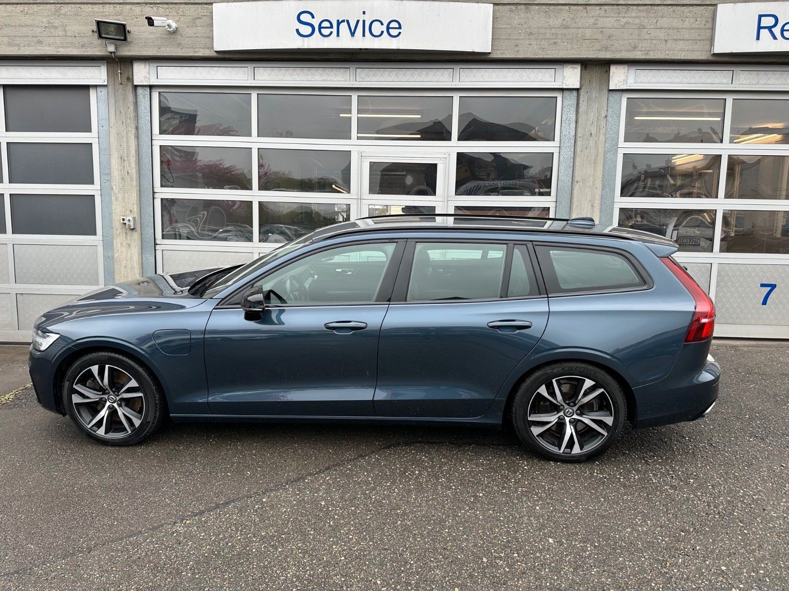 Volvo V60 T8 R-Design Expression AWD Plug-In Hybrid