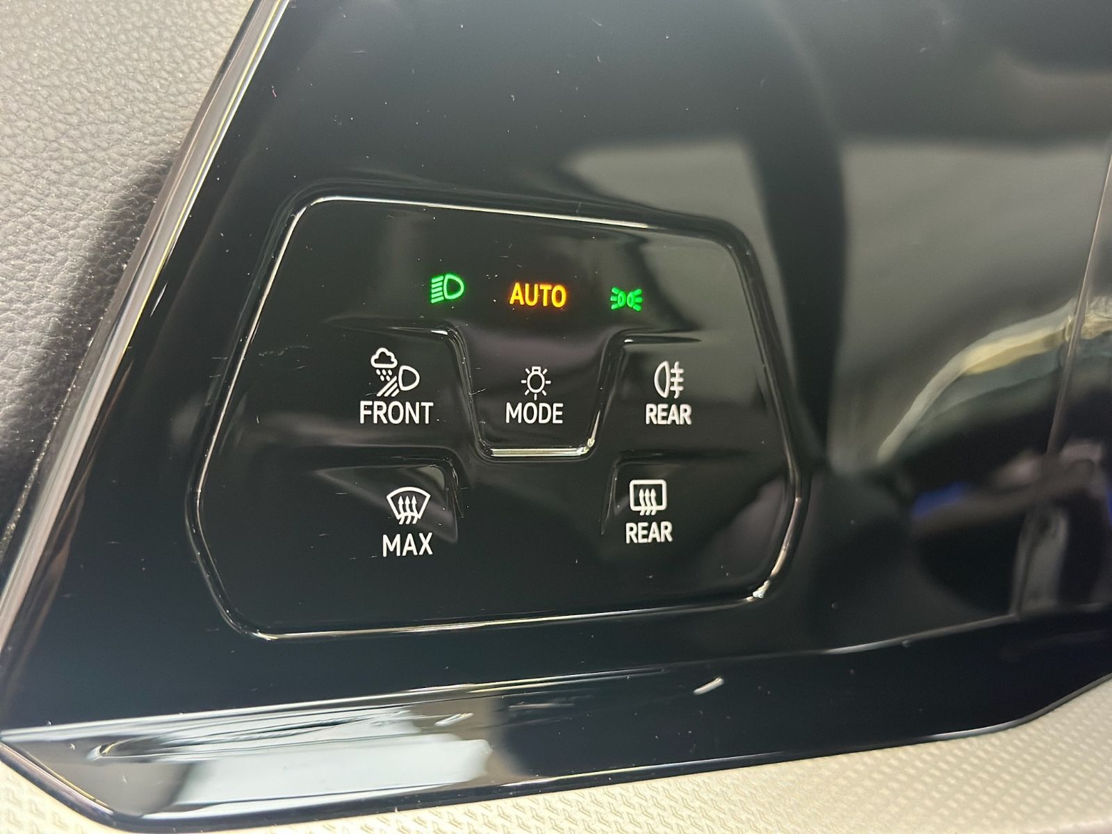 Volkswagen Golf VIII 1.5 eTSI MOVE - Samsaru's Car Outlet