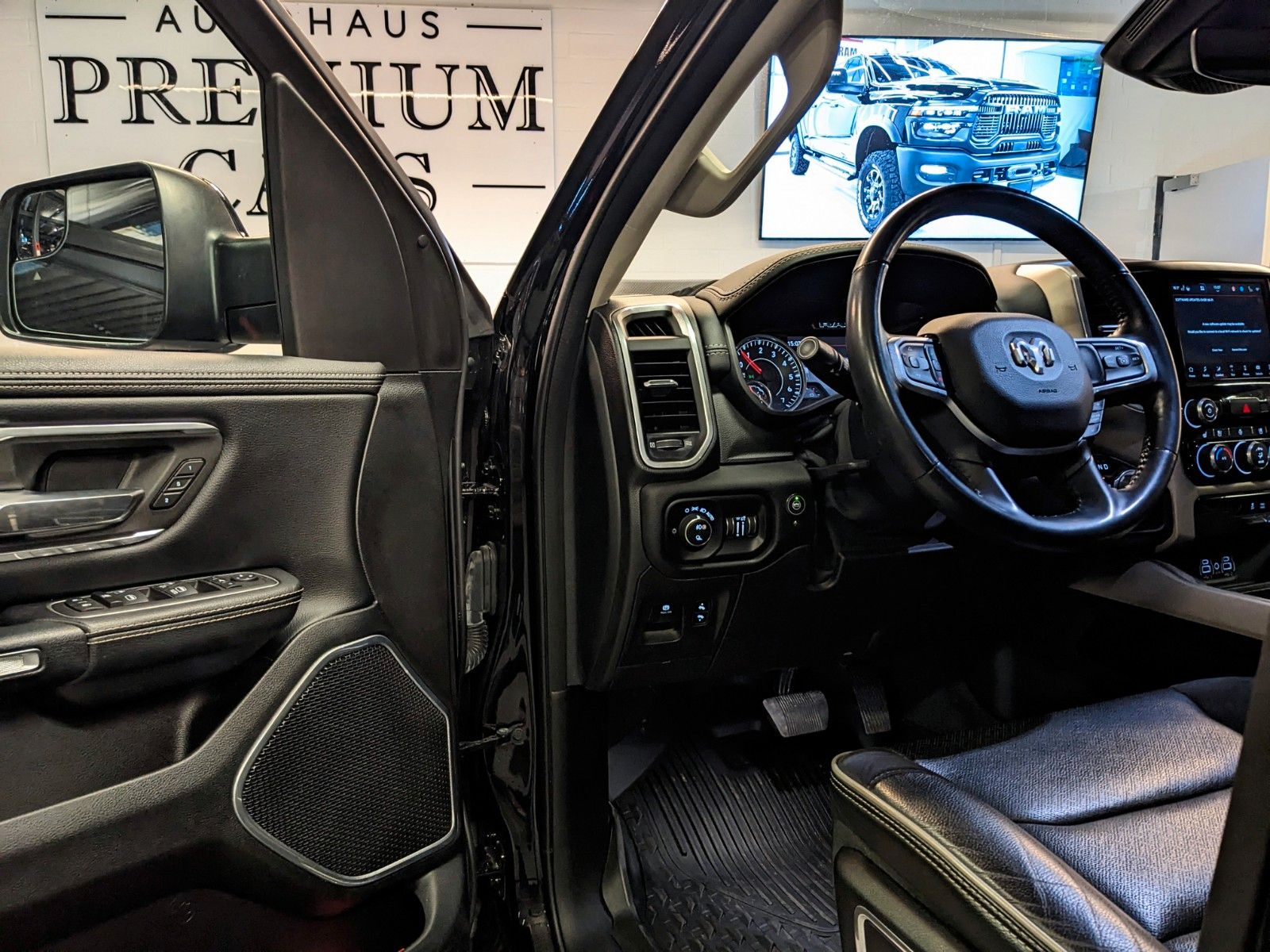 Dodge RAM 1500  Laramie Limited Night HEMI 5.7L   4x4