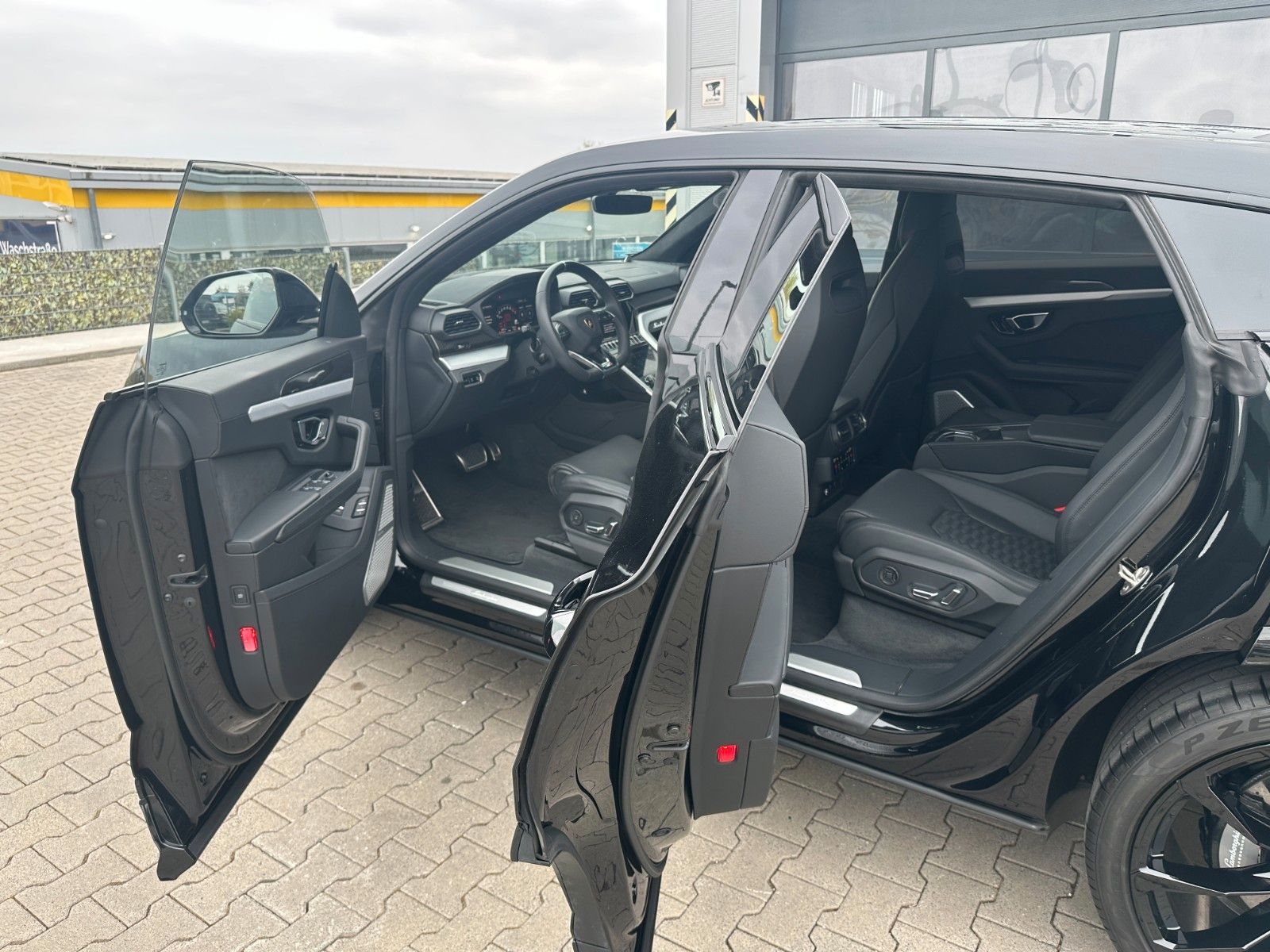 Lamborghini Urus 4.0 V8 - Samsaru's Car Outlet