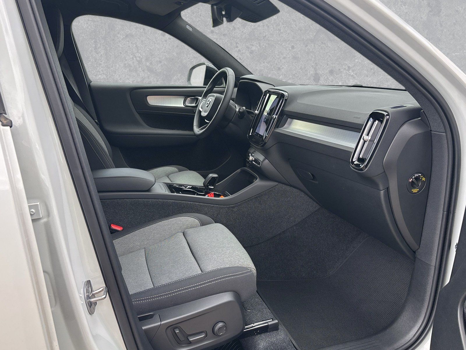 Volvo XC40 Plus B4 Mild-Hybrid Dark AHK BusinessP. LED