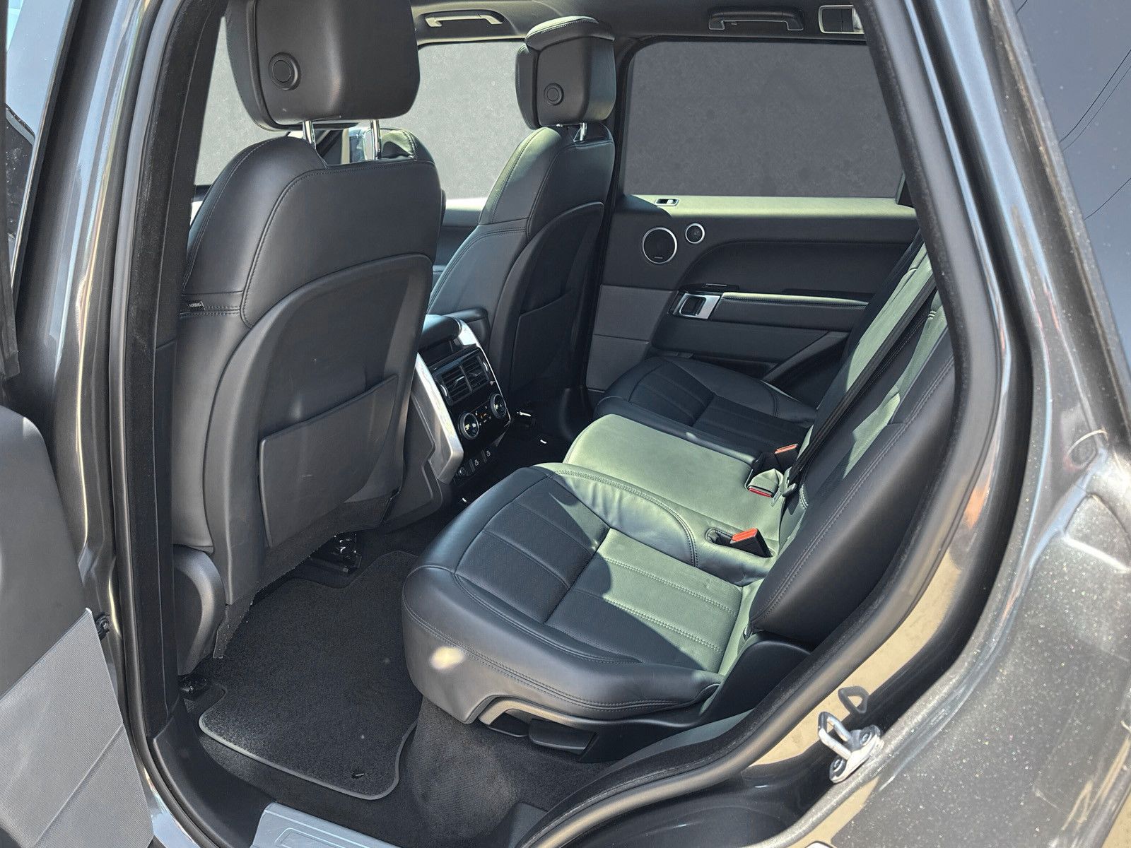 Range Rover Sport D300 HSE Dynamic - Samsaru's Car Outlet
