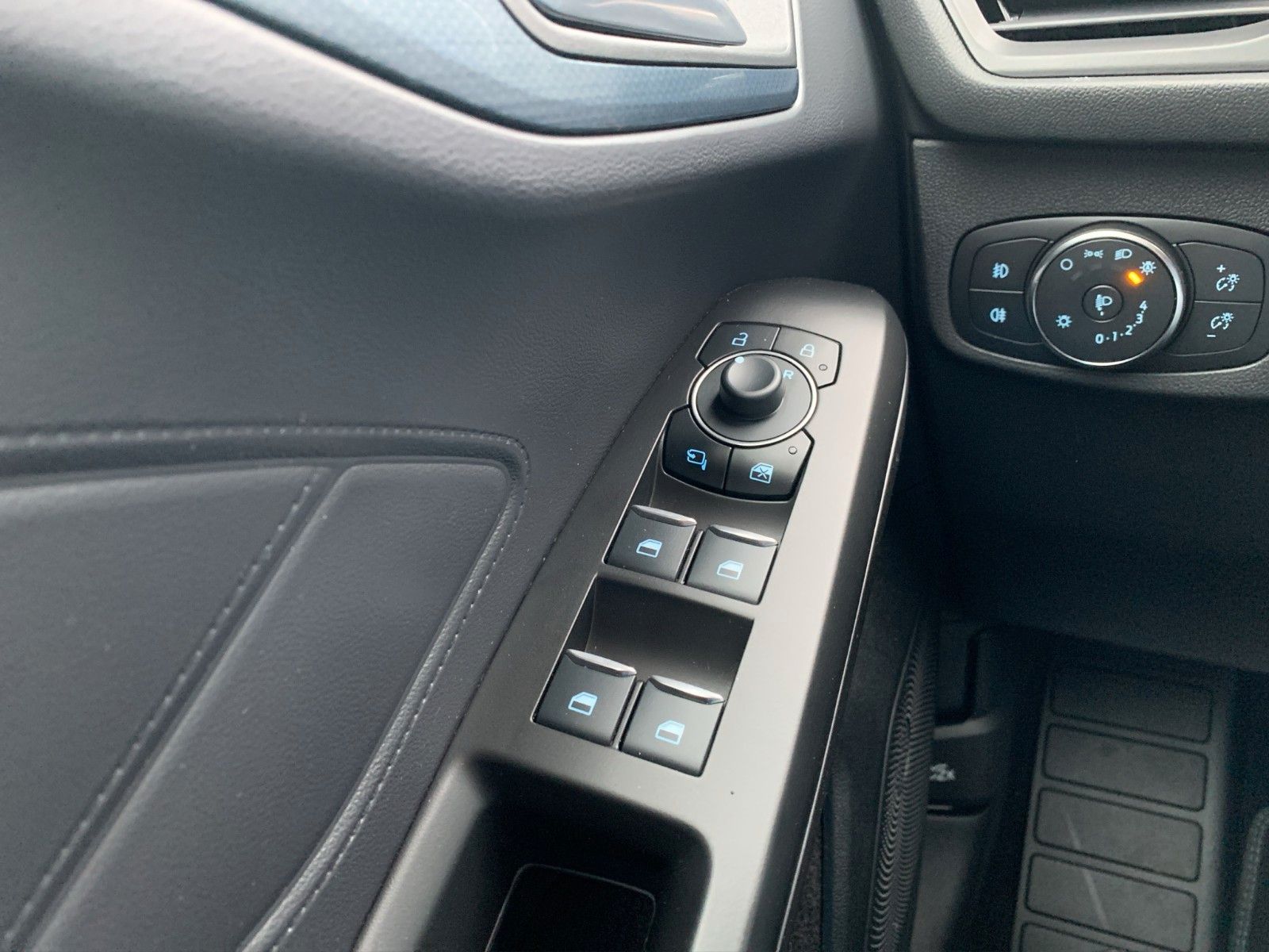 Ford FOCUS ACTIVE X+AUTOMATIK+NAVI+KAMERA+PANORAMA!