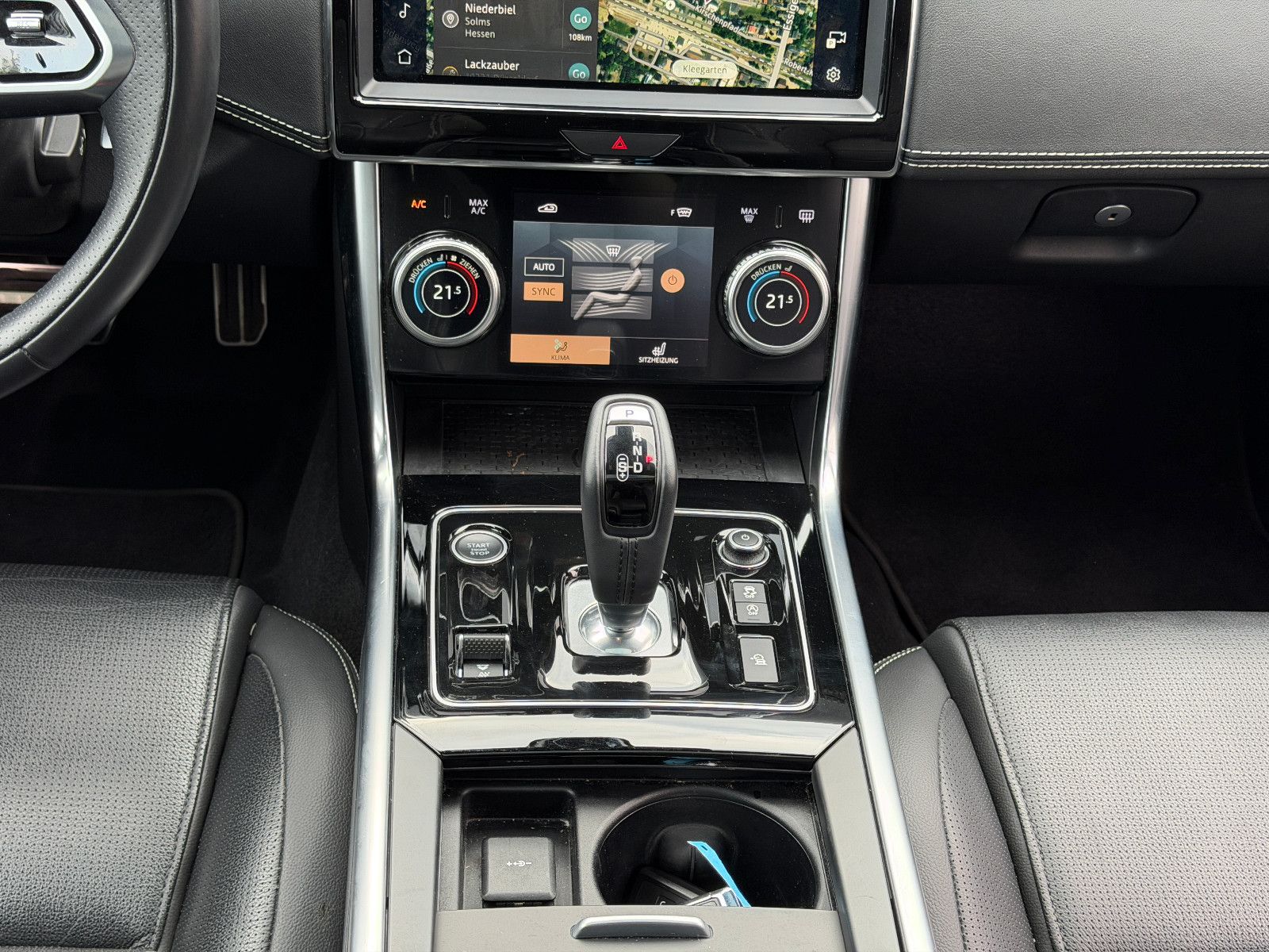 Jaguar XE R-Dynamic Black/PANO/360''KAM/MERIDIAN/LED