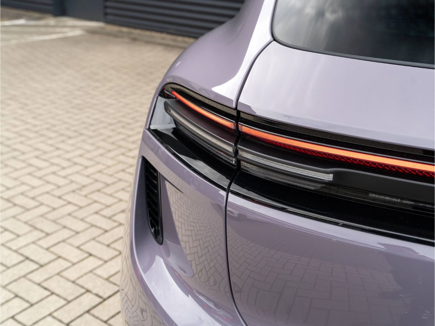 Porsche Macan Electric Turbo Matrix LED Beifahrerdisplay