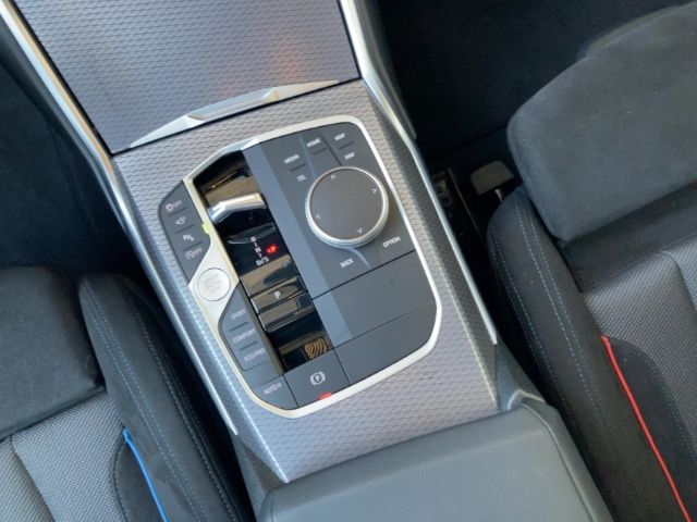 BMW 320 i xDrive Limo M-Sport Pano AHK 18'' HUD Kame