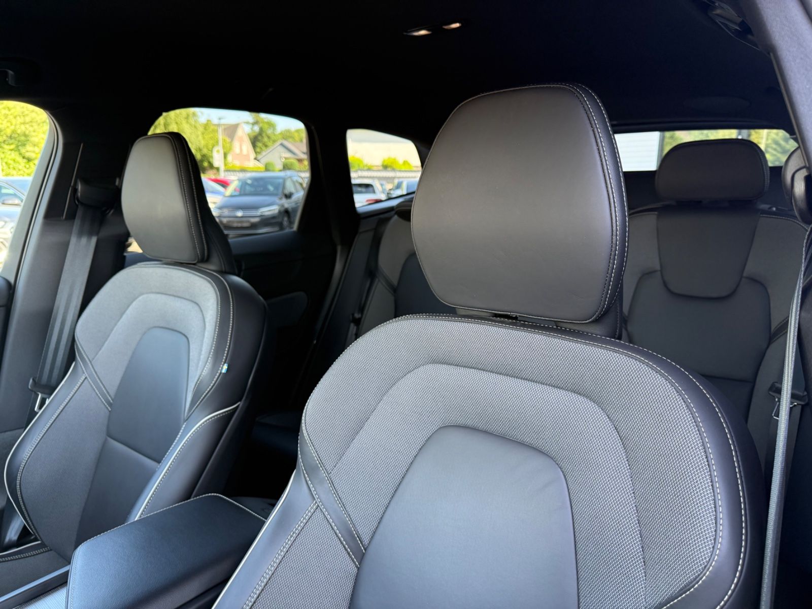 Volvo XC60 R-Design - Samsaru's Car Outlet