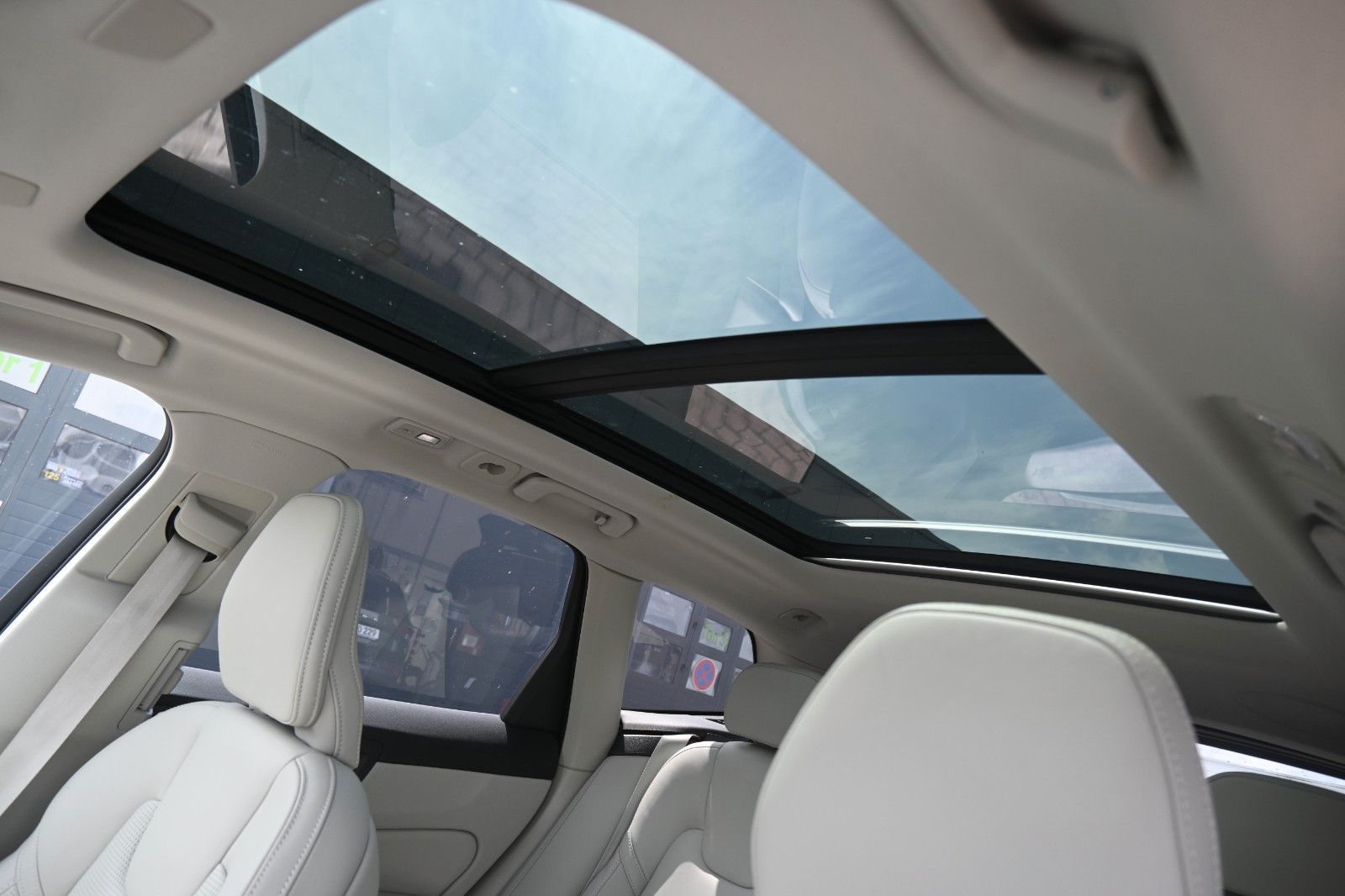 Volvo XC60 B4 D Ultimate Dark AWD - Samsaru's Car Outlet