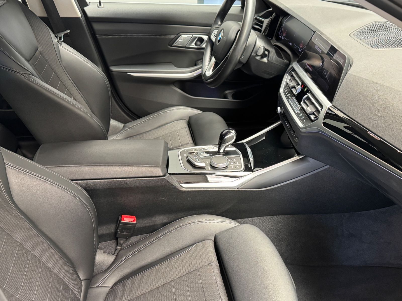 BMW 320 xDrive Sport Line - Samsaru's Car Outlet