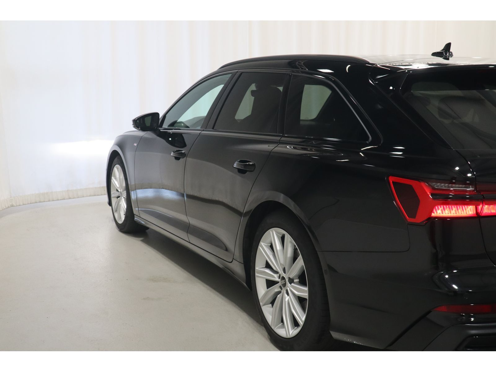 Audi A6 Avant 45 TDI quattro S-Line - Samsaru's Car Outlet