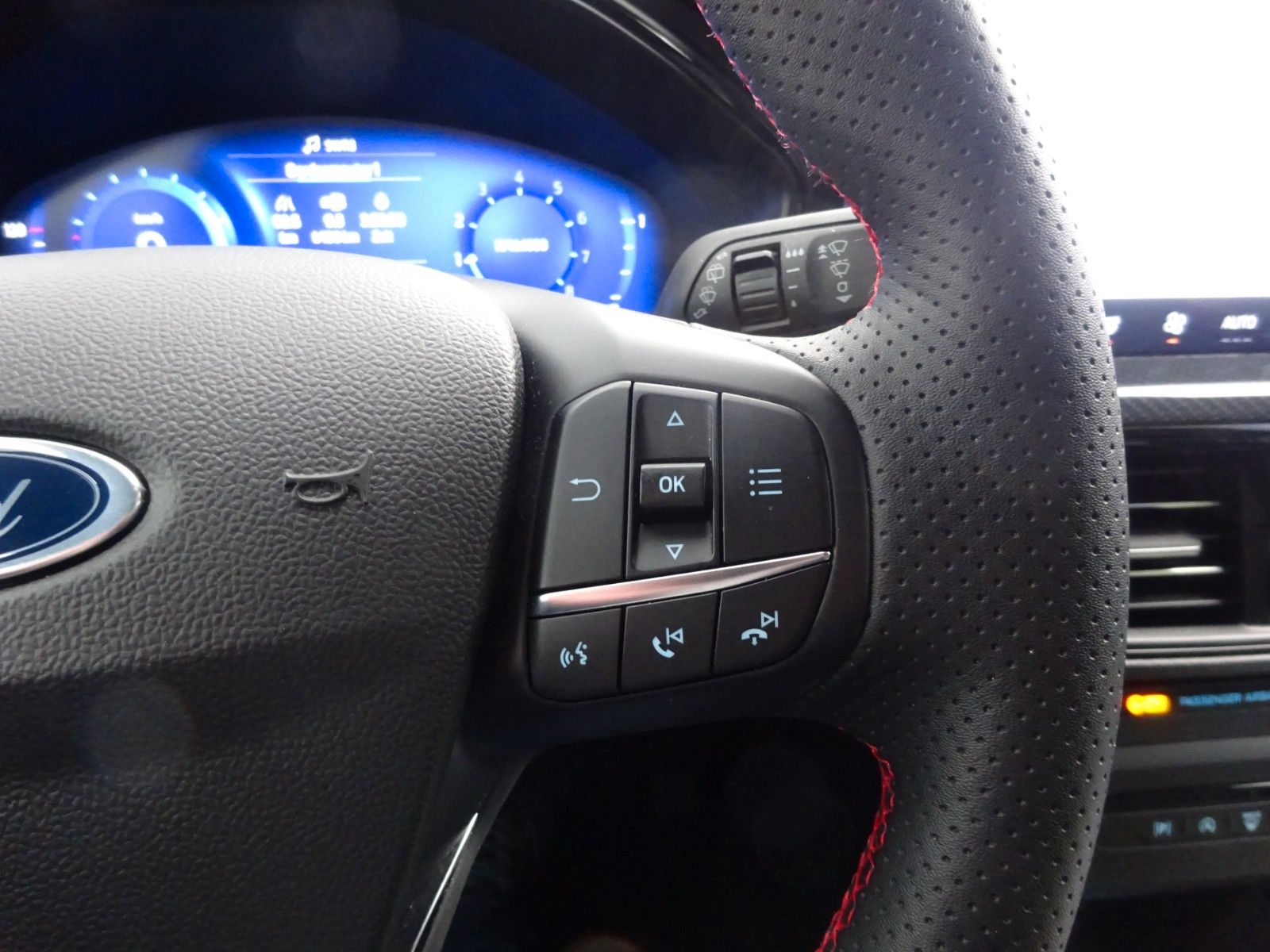 Ford Focus Turnier ST-Line X Autom AHK iACC HuD