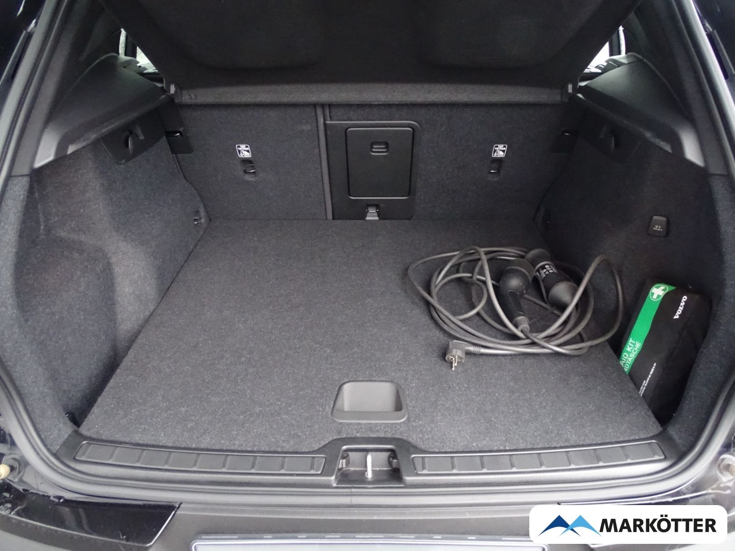 Volvo XC40 Plus Dark Recharge Plug-In Hybrid 2WD AHK