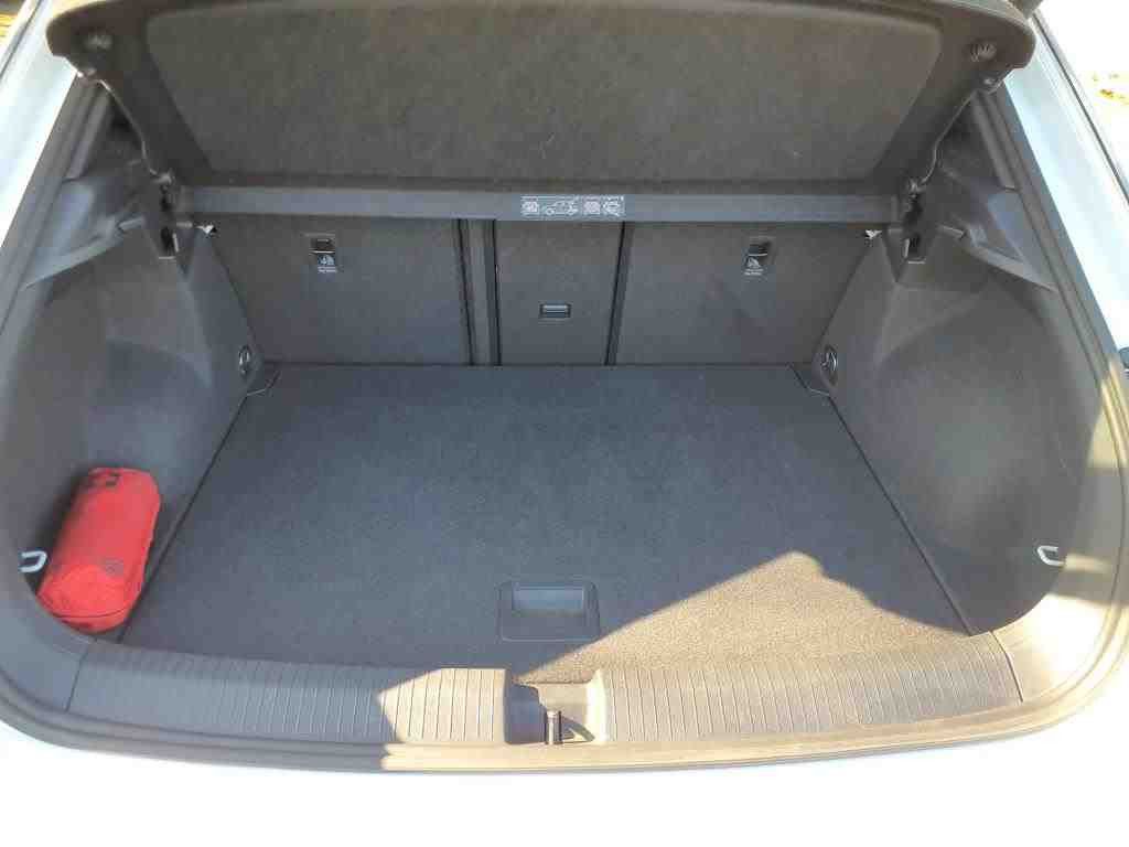 Volkswagen T-Roc 1.5 TSI DSG R-LINE - Samsaru's Car Outlet