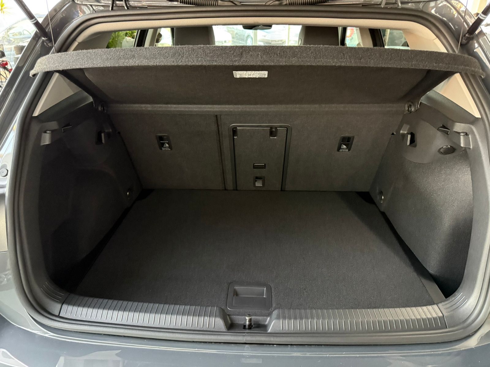 Volkswagen Golf VIII Lim. Style - Samsaru's Car Outlet