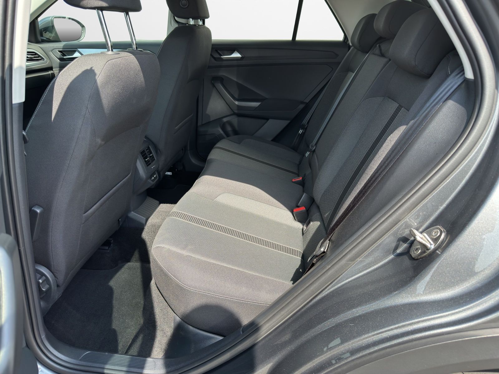 Volkswagen T-Roc 1.5 TSI Life - Samsaru's Car Outlet