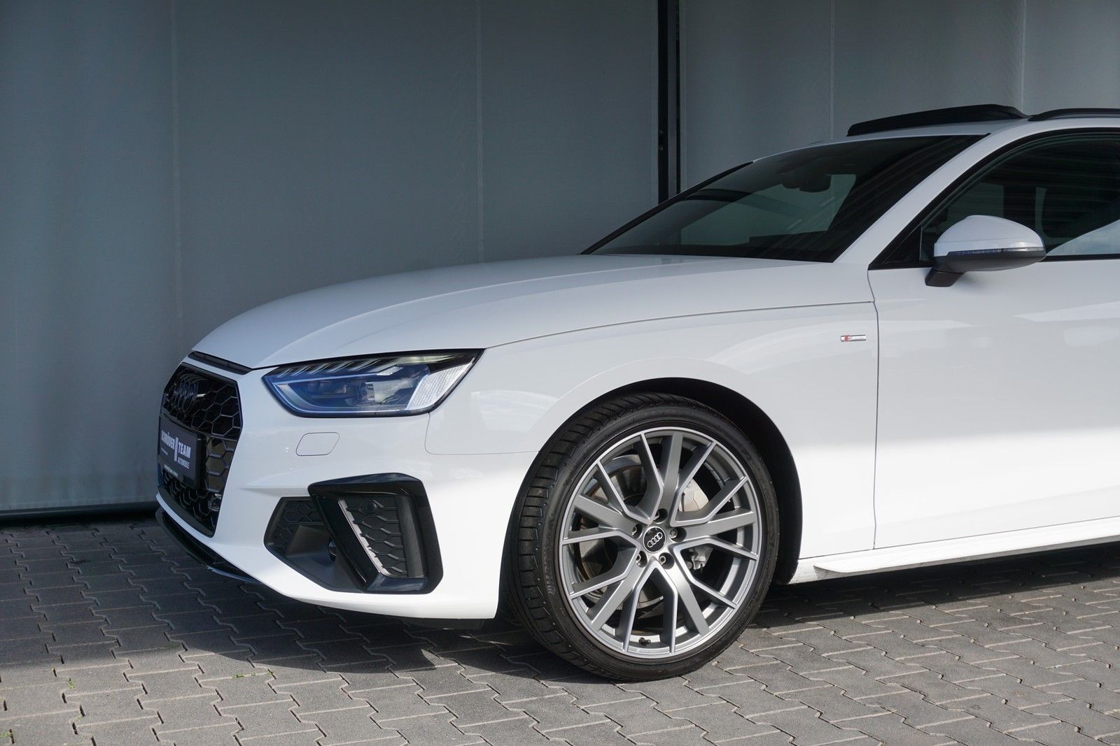 Audi A4 Avant 40 TDi S tronic S line - Samsaru's Car Outlet