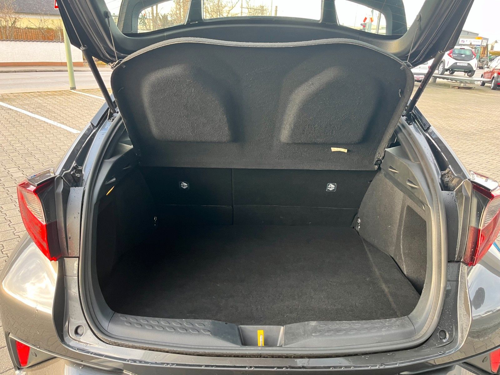 Toyota C-HR 1.8l VVT-i Hybrid - Samsaru's Car Outlet