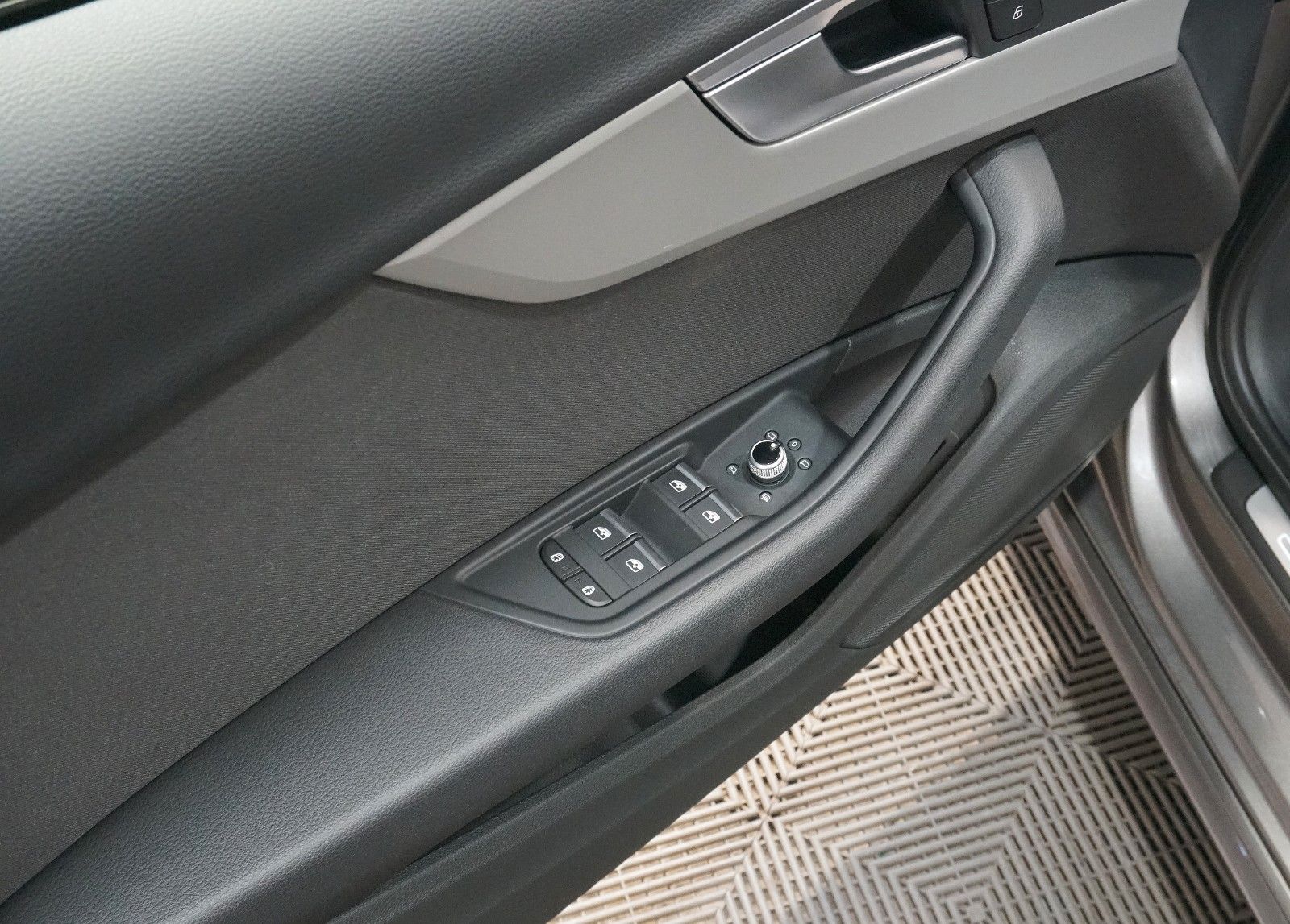 Audi A4 Lim. 40 TFSI S line - Samsaru's Car Outlet