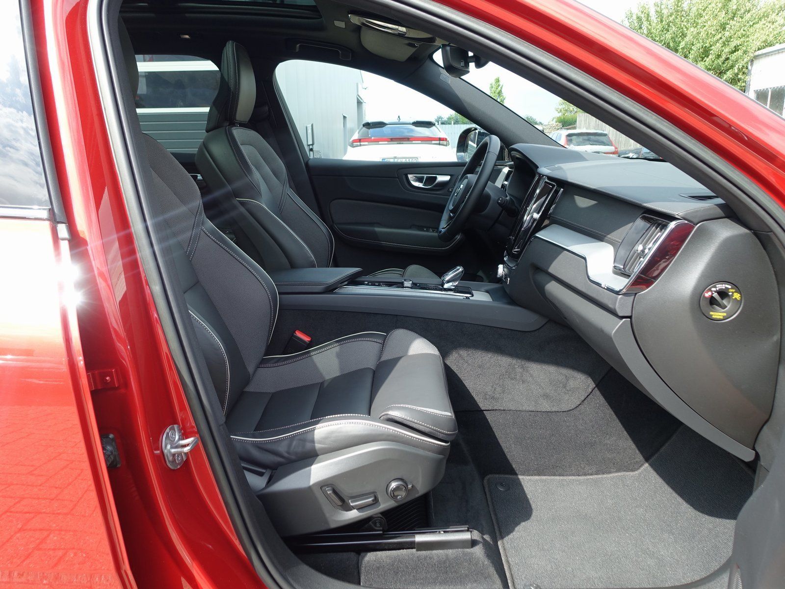 Volvo XC60 B5 Ultimate Dark AWD - Samsaru's Car Outlet