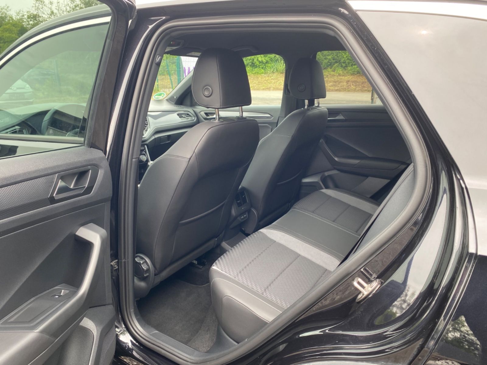 Volkswagen T-Roc 1.5 TSI R-Line - Samsaru's Car Outlet