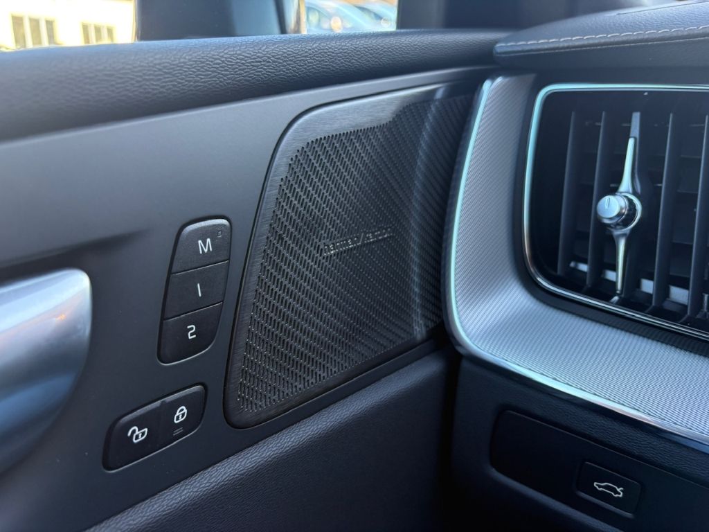 Volvo XC60 B4 Ultimate Dark HUD Pano Luftfed. 360° Har