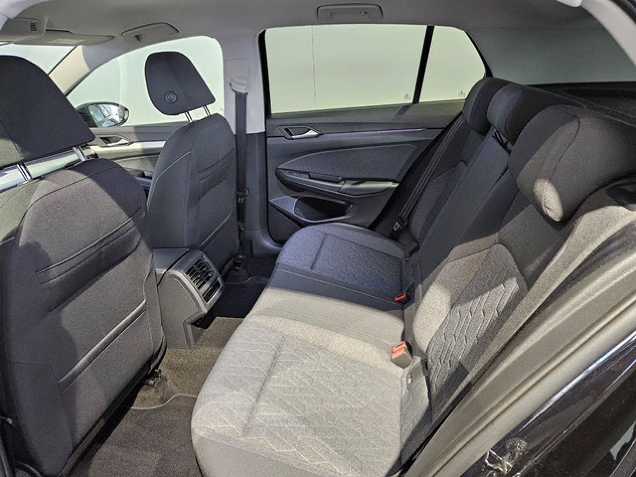 Volkswagen Golf 1.5 eTSI Move DSG - Samsaru's Car Outlet