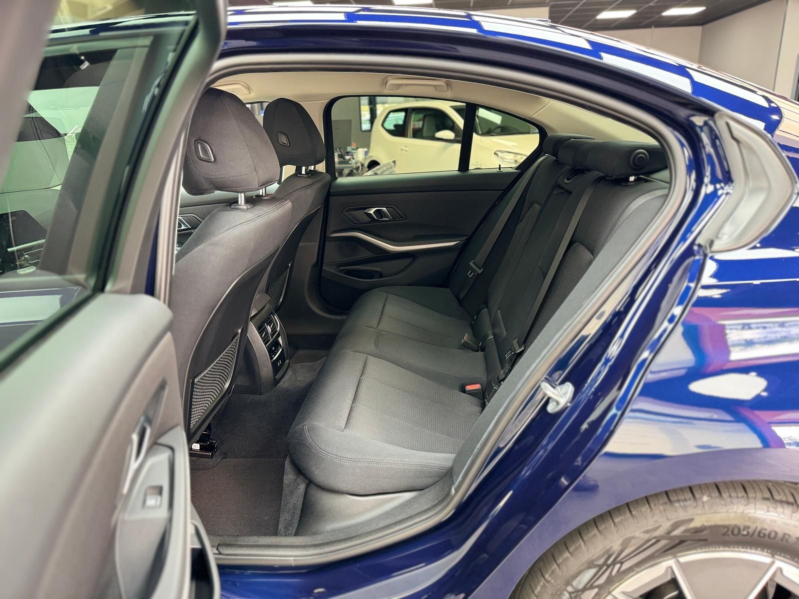 BMW 320i Advantage - Samsaru's Car Outlet