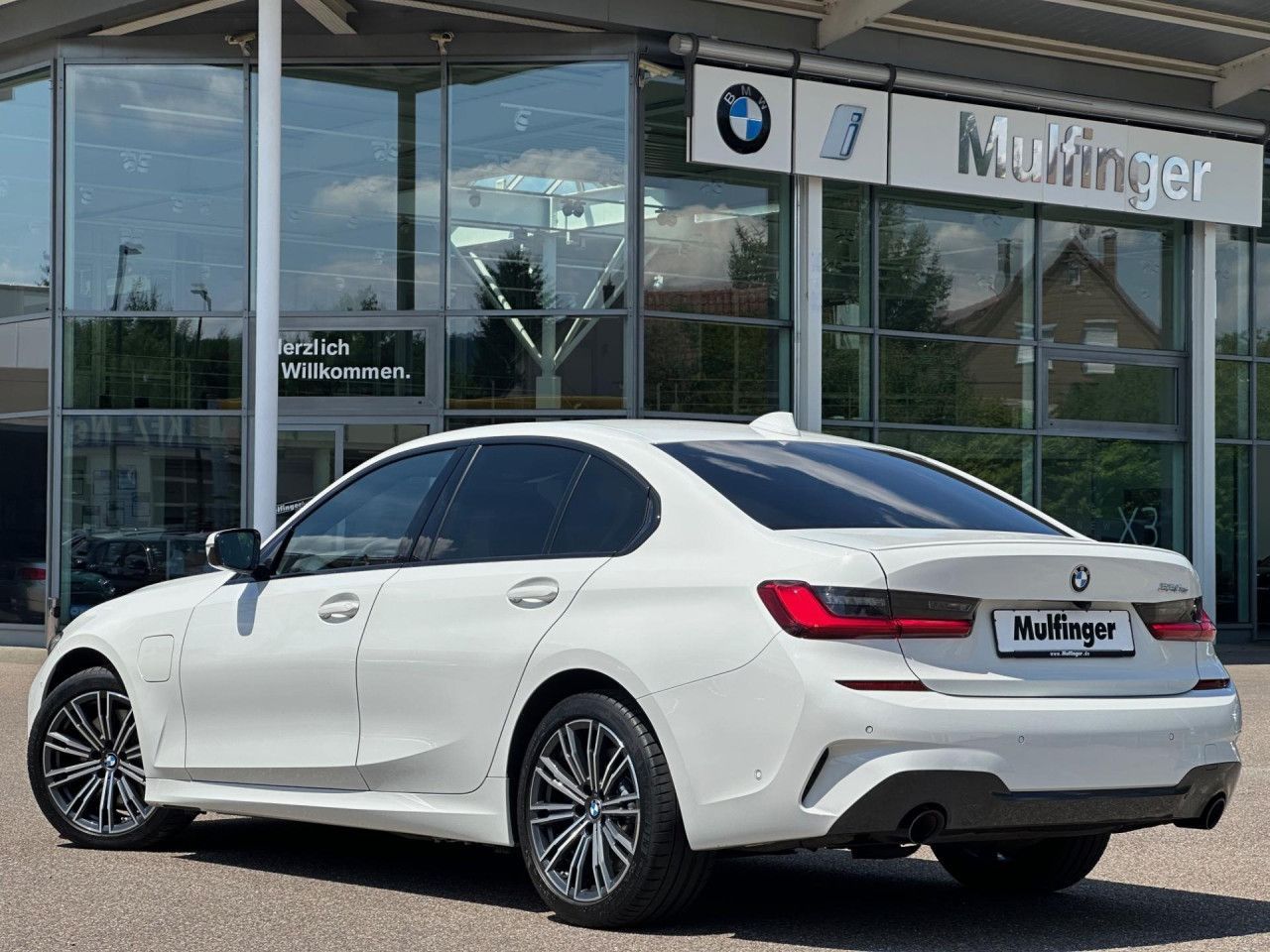 BMW 330e M Sport - Samsaru's Car Outlet