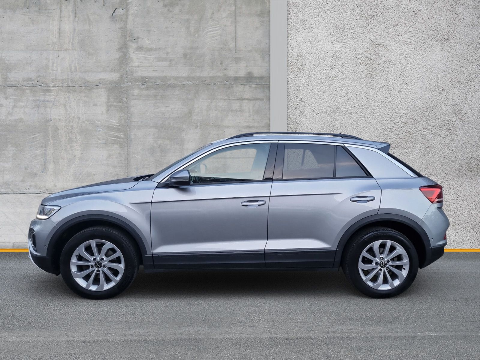 Volkswagen T-Roc 1.5 TSI DSG Life - Samsaru's Car Outlet
