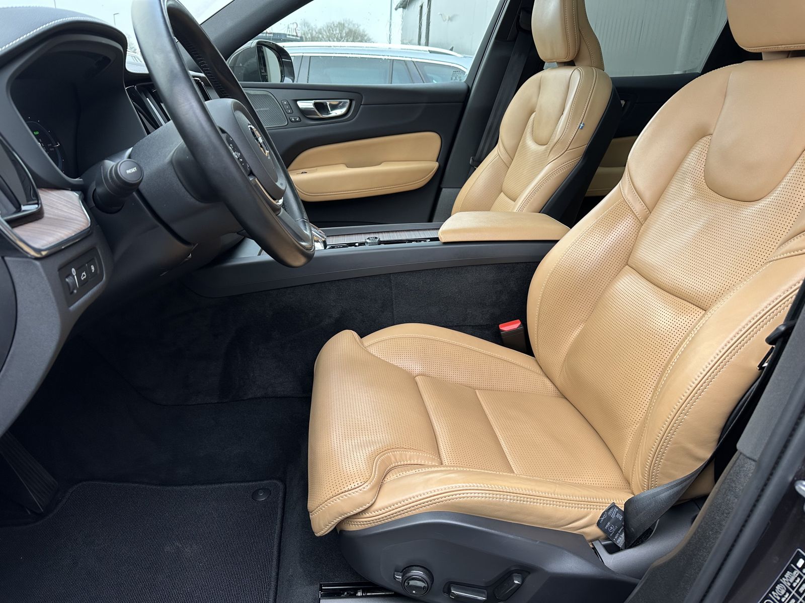Volvo XC60 T6 AWD Plus Dark PANO+360°+VCOCK+AHK+20ZOLL