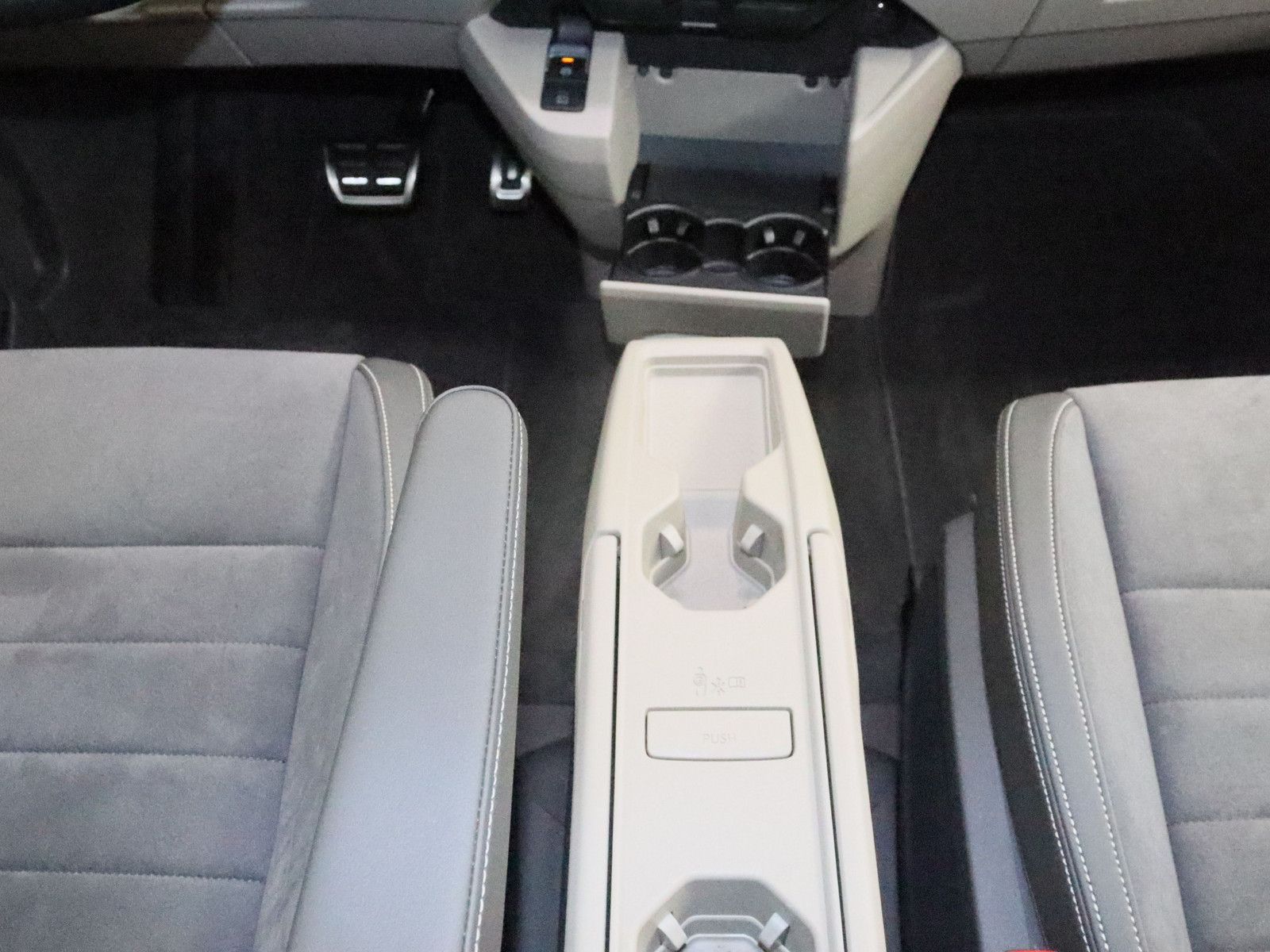 Volkswagen T7 Multivan 2.0 TDI Style - Samsaru's Car Outlet
