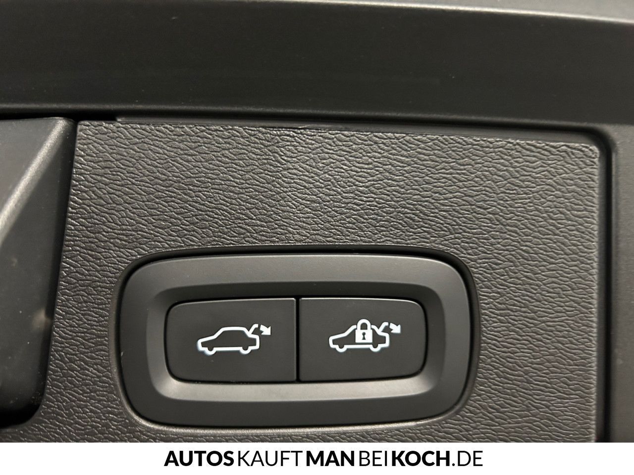 Volvo XC60 B4 AWD Ultimate Dark - Samsaru's Car Outlet
