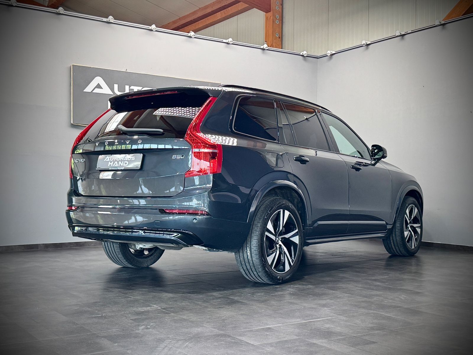 Volvo XC90 R-Design AWD - Samsaru's Car Outlet