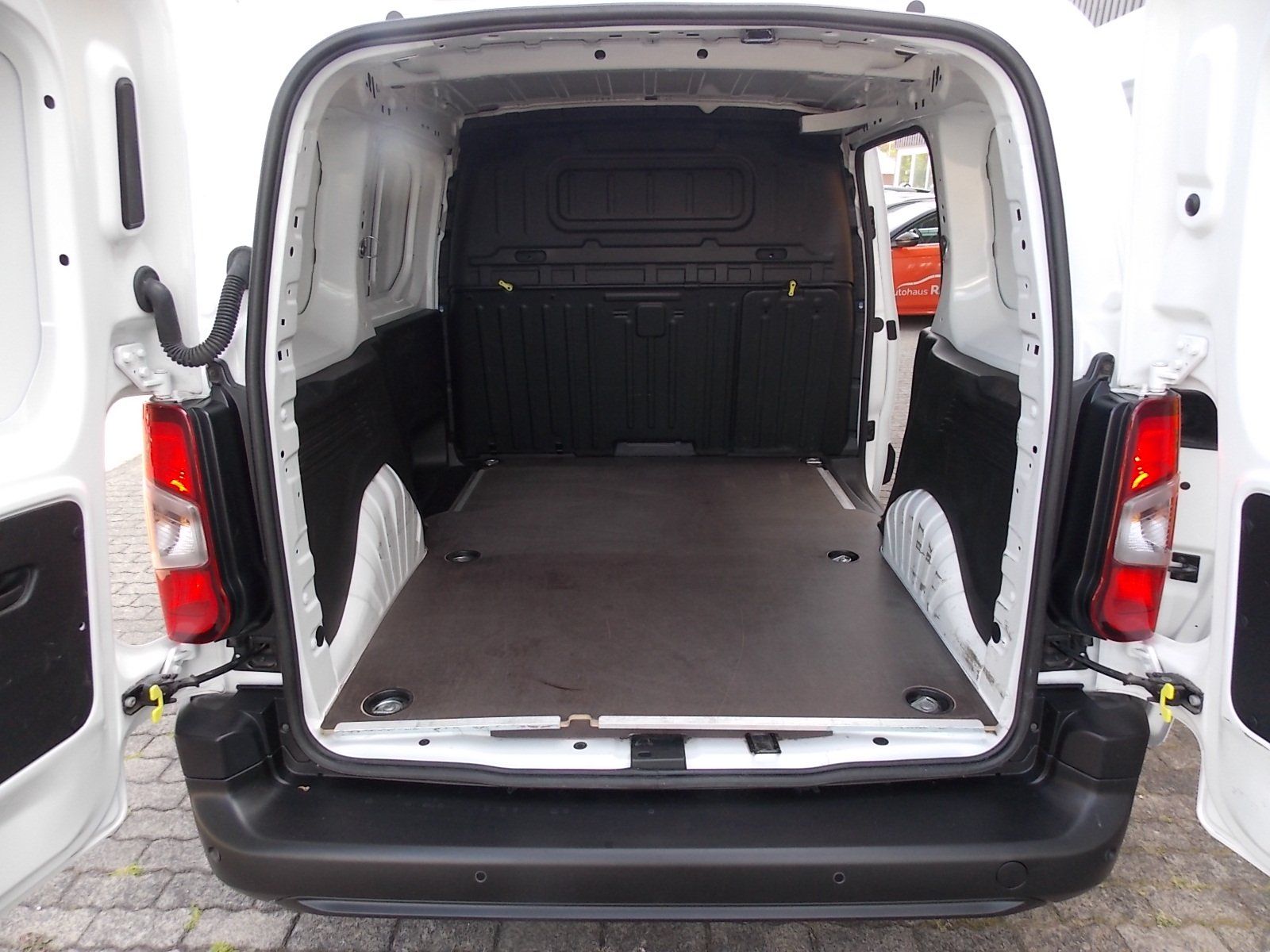 Opel Combo-e Cargo Edition - Samsaru's Car Outlet