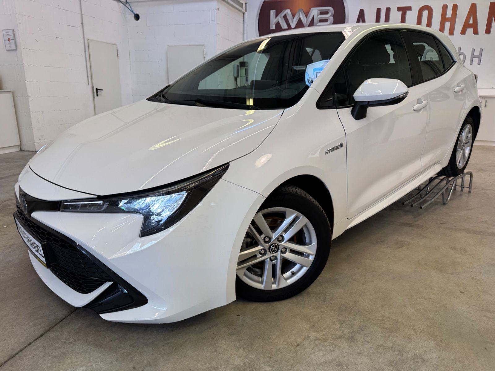 Toyota Corolla 1.8 Hybrid Business Edition - Samsaru's Car Outlet