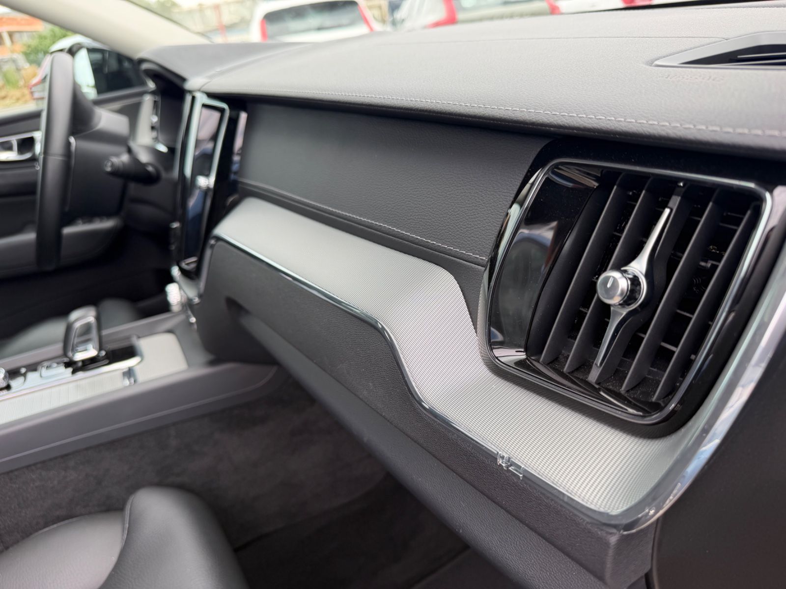 Volvo XC60 T8 Ultimate Dark Recharge HEICO V-Max offen