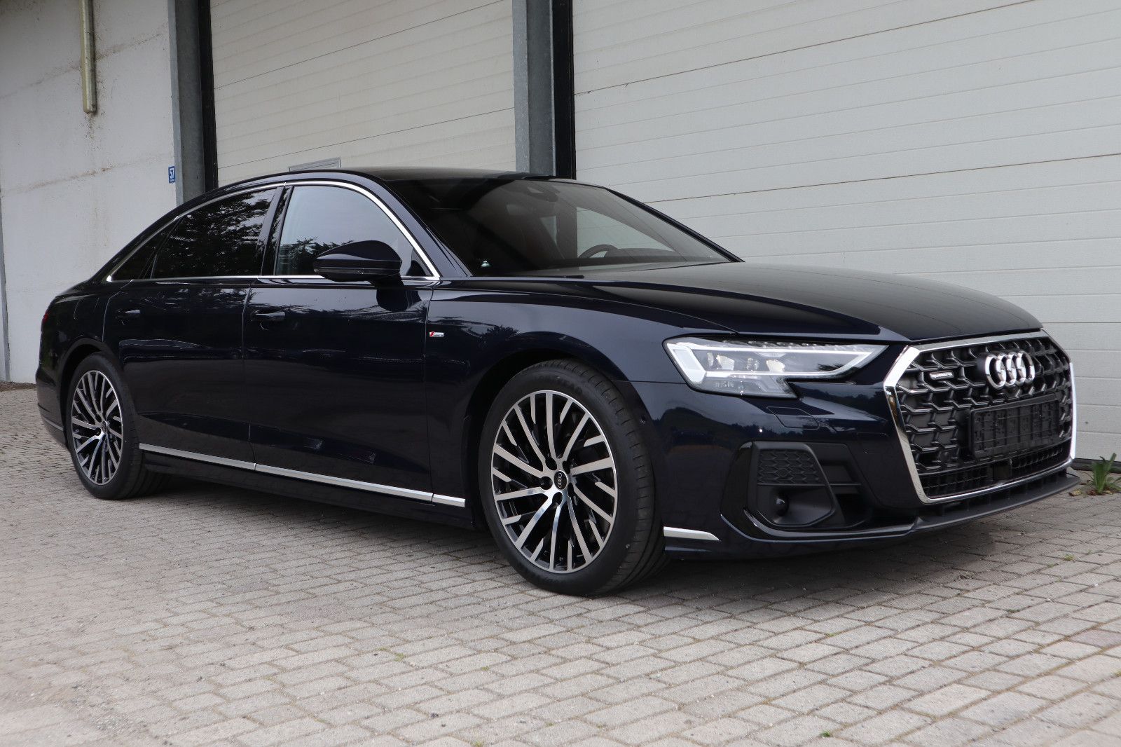 Audi A8L 60 TFSIe lang S-LINE - Samsaru's Car Outlet