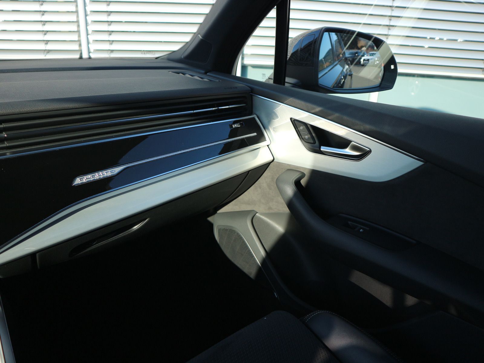 Audi Q7 S line 55 TFSI quattro 7-SITZER*AHK*PANO*STHZ