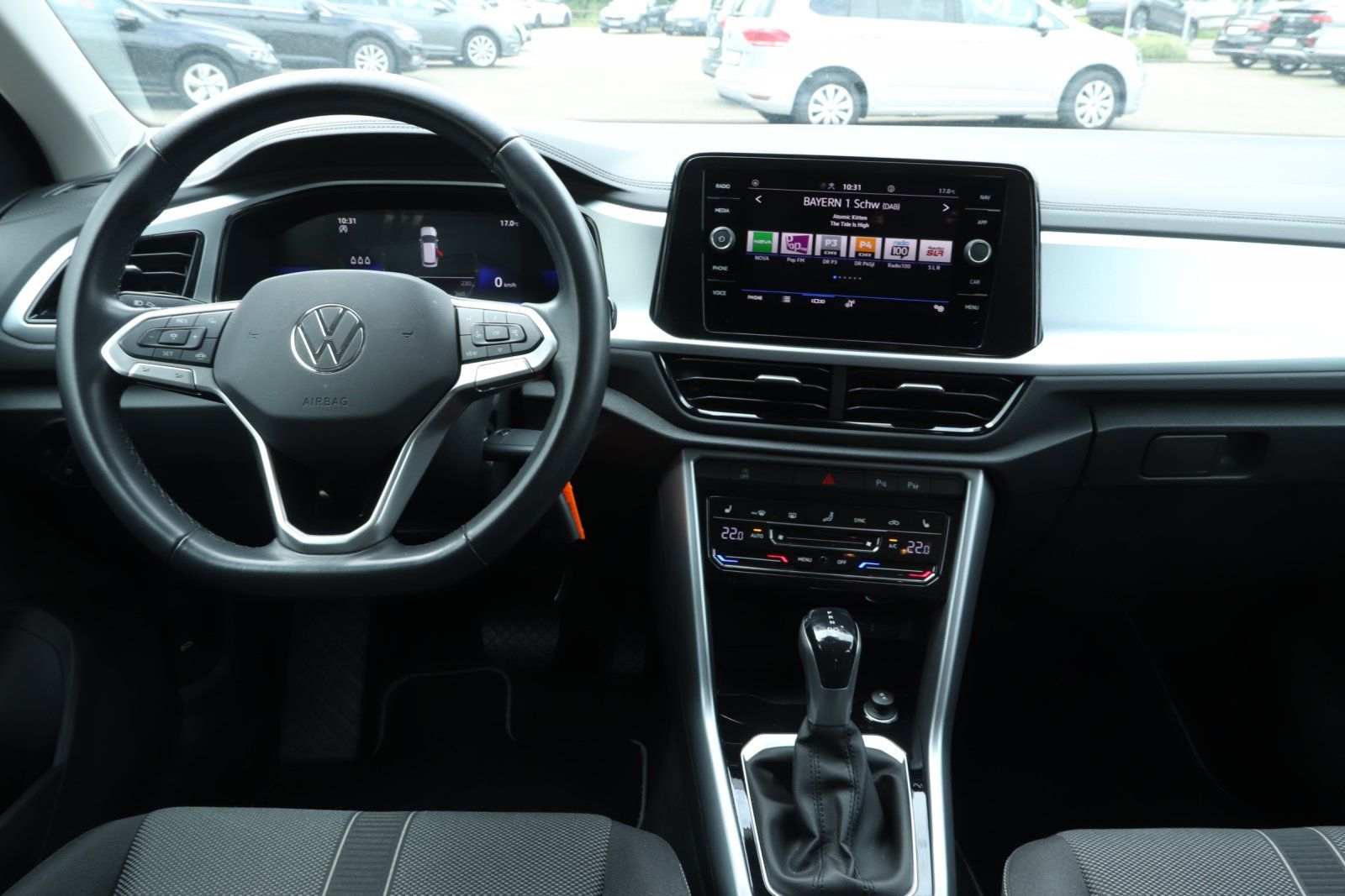 Volkswagen T-Roc 1.5 TSI Life - Samsaru's Car Outlet