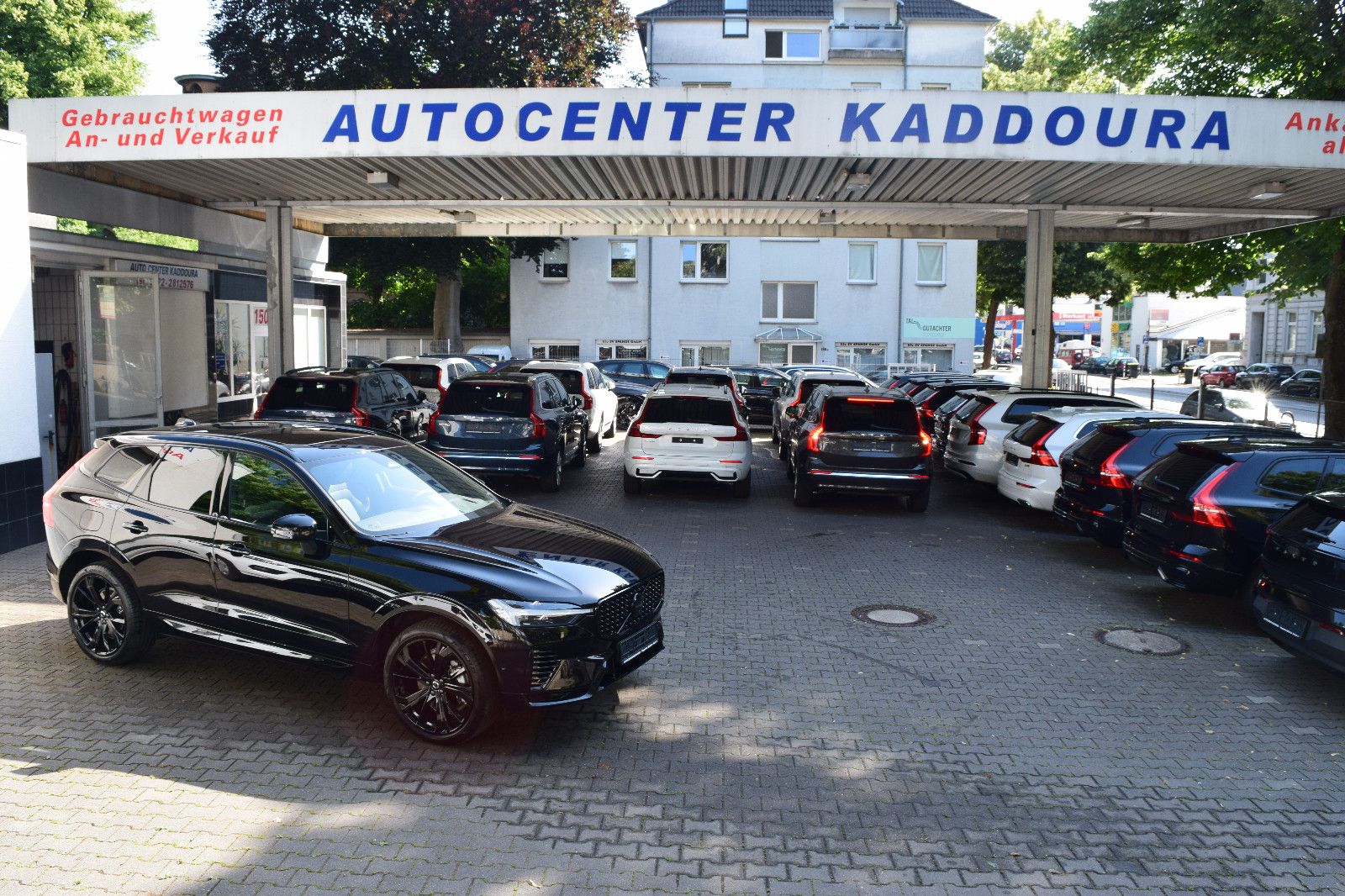 Volvo XC60 T6 AWD Black Edition - Samsaru's Car Outlet