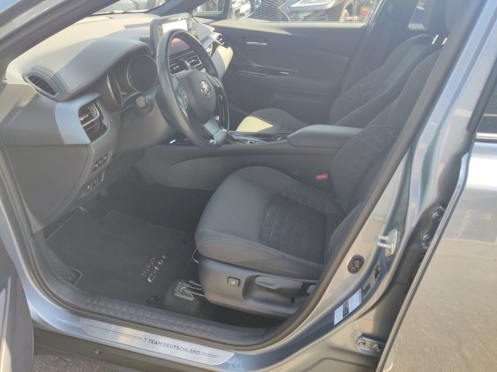 Toyota C-HR Hybrid 4x2 Team - Samsaru's Car Outlet