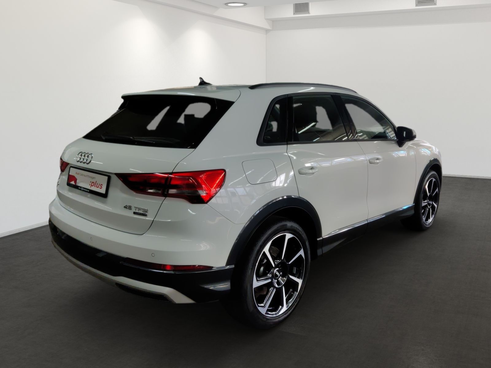 Audi Q3 45 TFSI quattro advanced - Samsaru's Car Outlet