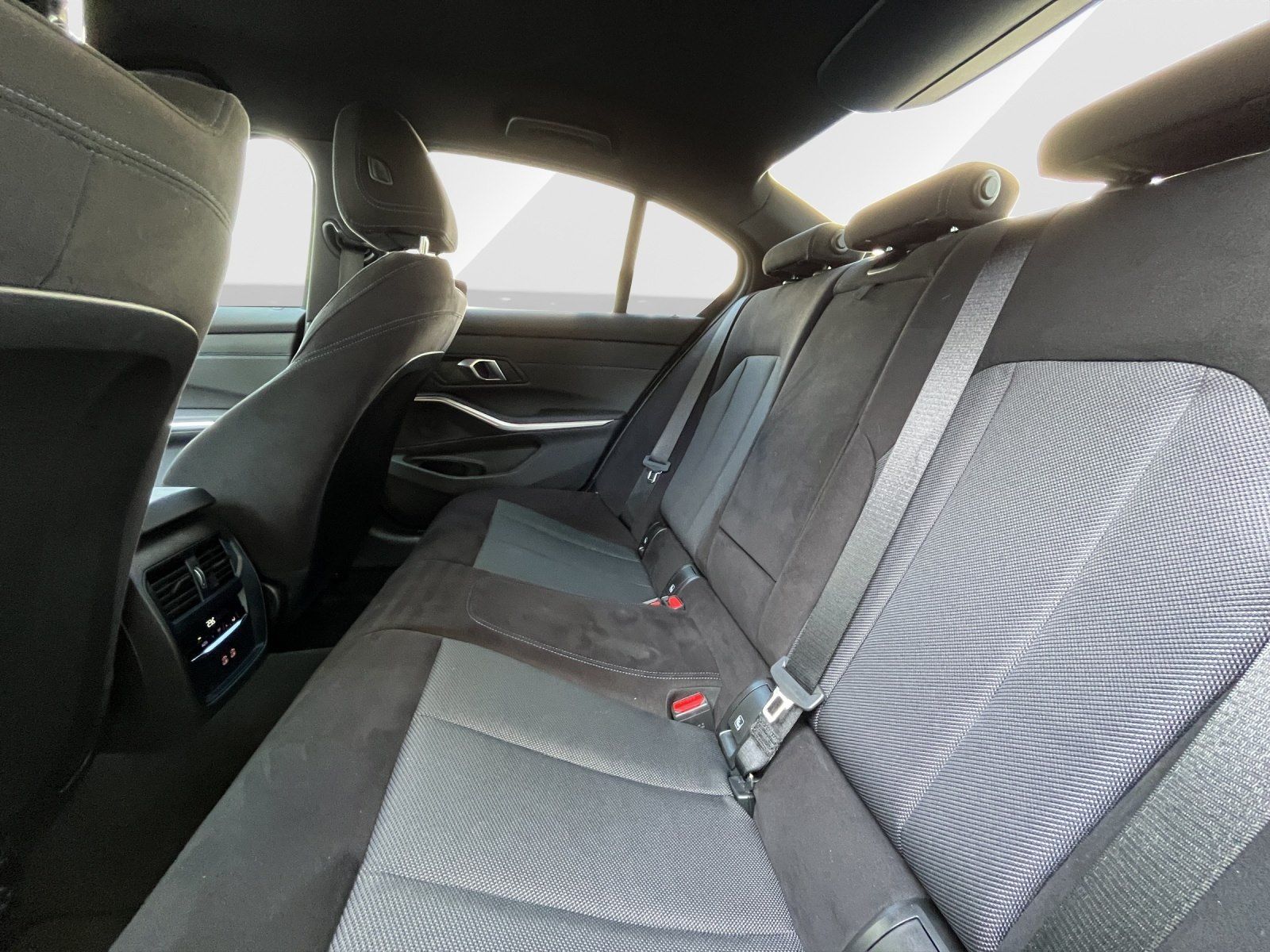 BMW 320i Limousine M-Sport AHK HUD DrivAss. ACC Park