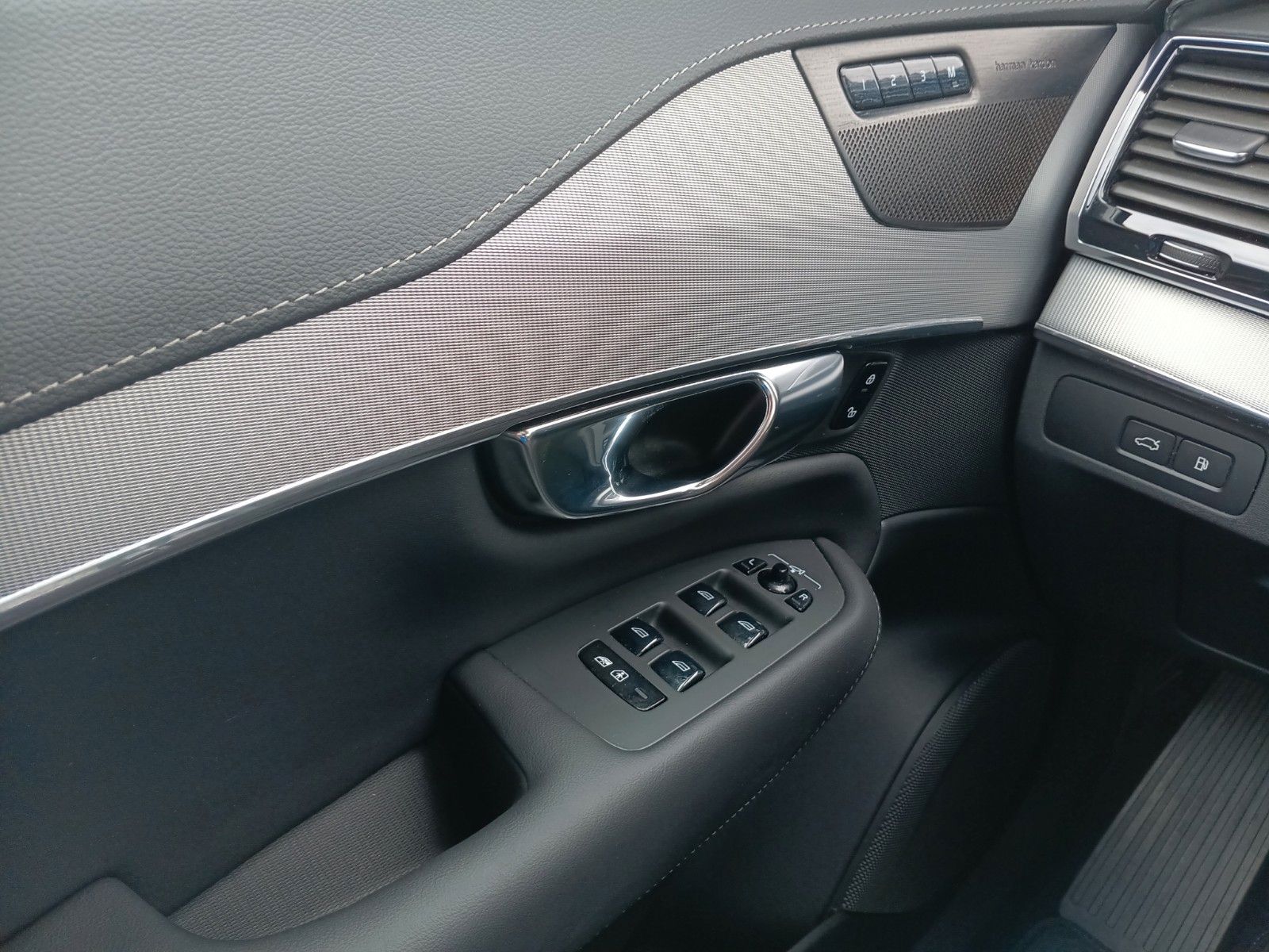 Volvo XC90 T8 Twin Engine AWD - Samsaru's Car Outlet