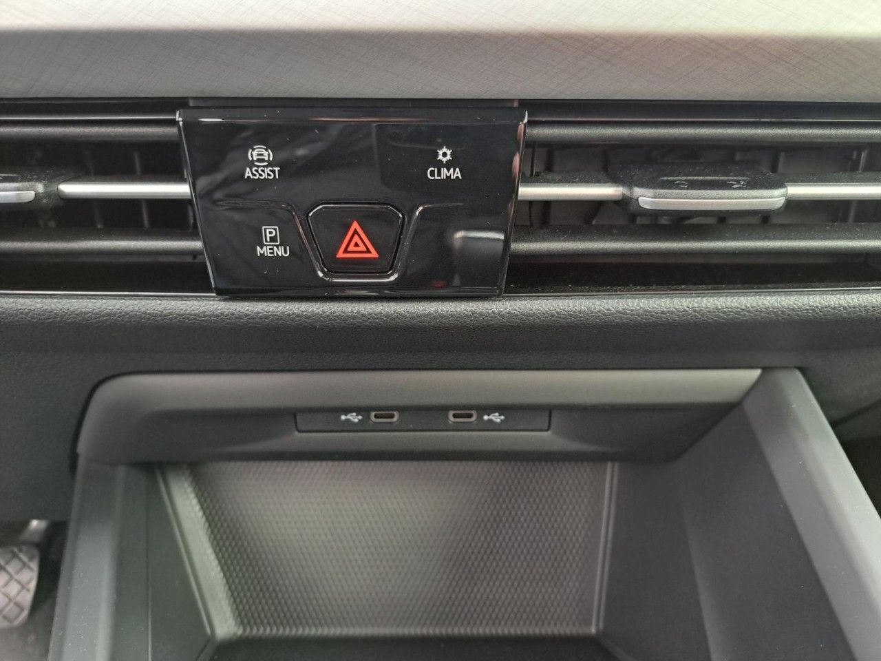 Volkswagen Golf VIII 1.0 TSI Life - Samsaru's Car Outlet
