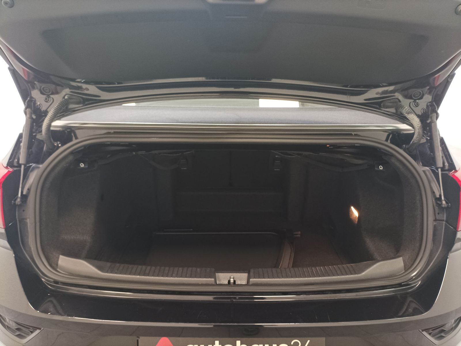Volkswagen T-Roc 1.5 TSI Style - Samsaru's Car Outlet